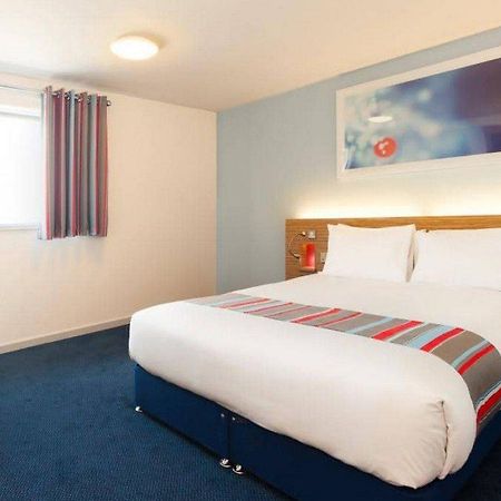 Travelodge London Teddington Екстериор снимка