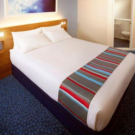 Travelodge London Teddington Екстериор снимка