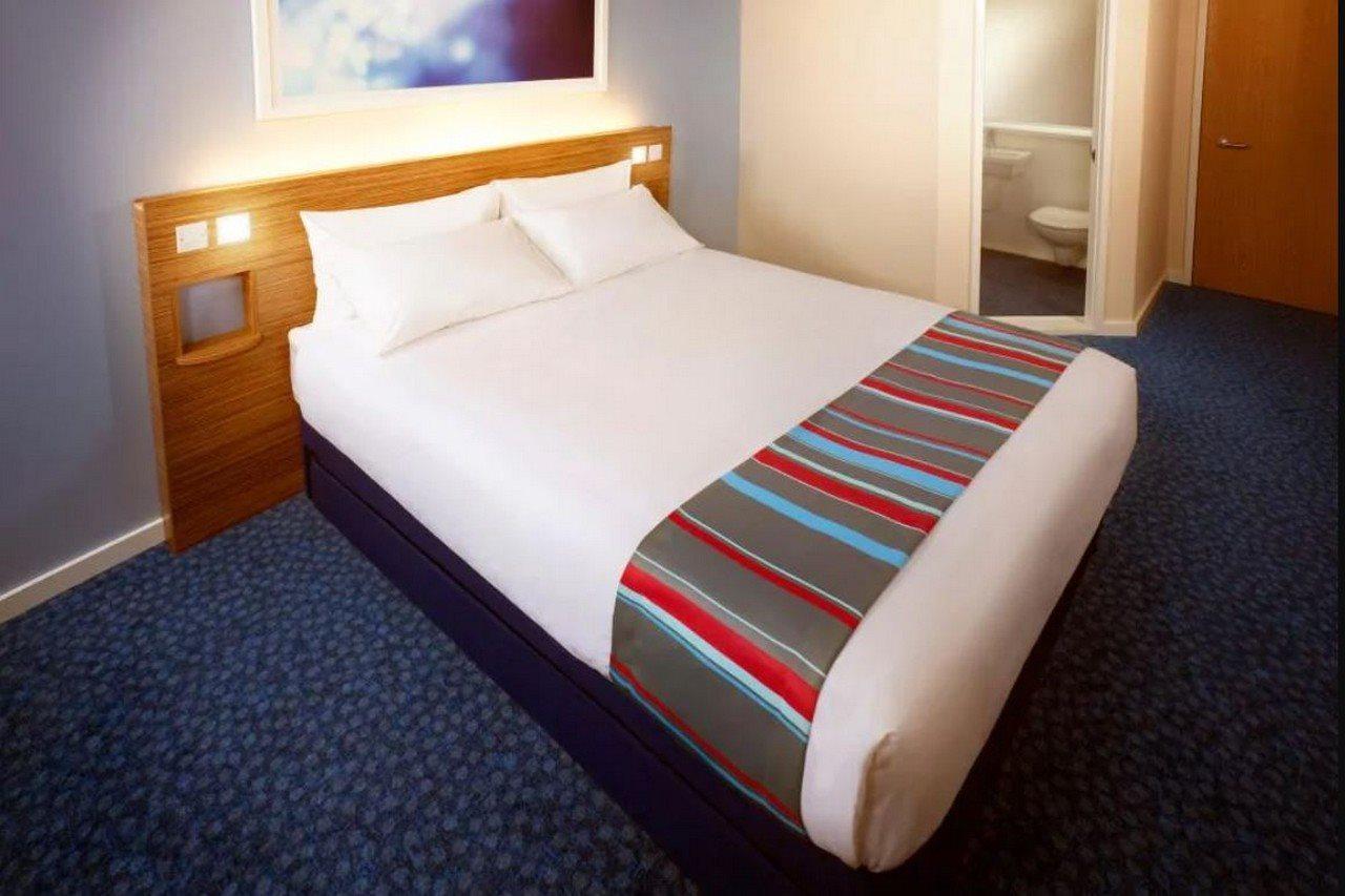 Travelodge London Teddington Екстериор снимка