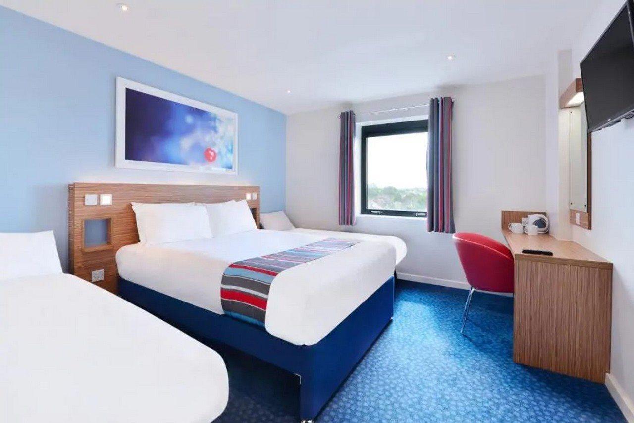 Travelodge London Teddington Екстериор снимка