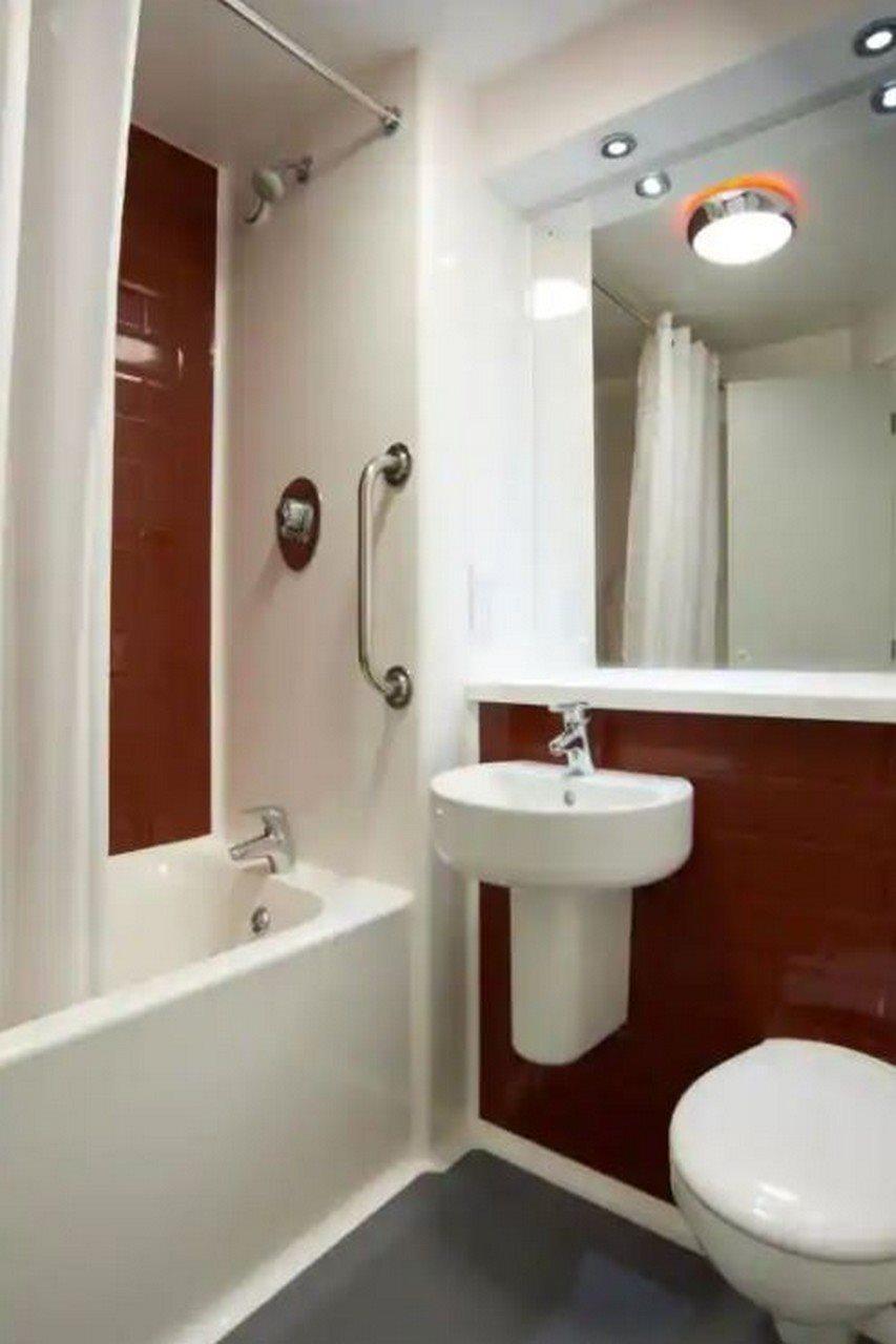 Travelodge London Teddington Екстериор снимка