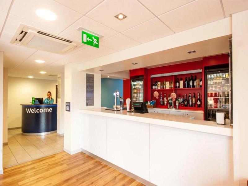 Travelodge London Teddington Екстериор снимка