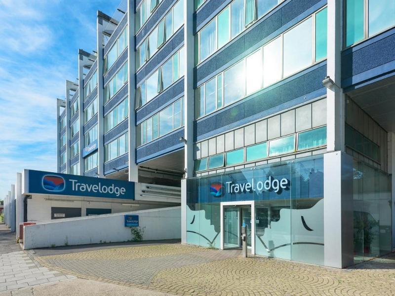 Travelodge London Teddington Екстериор снимка