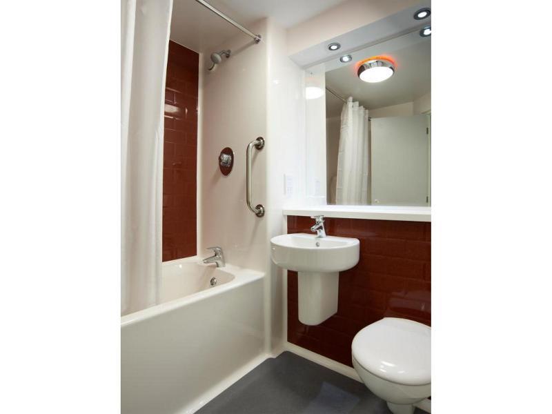Travelodge London Teddington Екстериор снимка