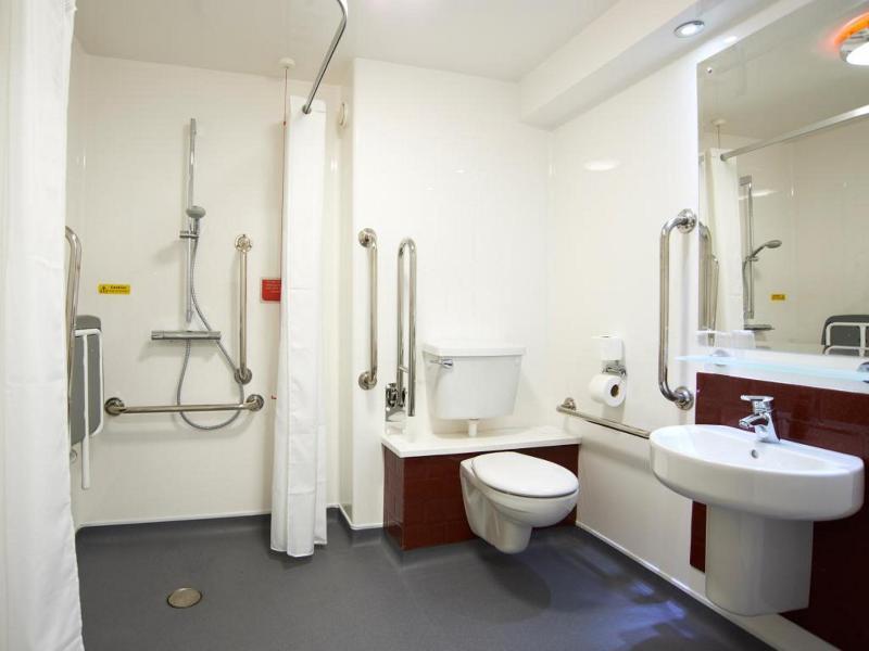 Travelodge London Teddington Екстериор снимка
