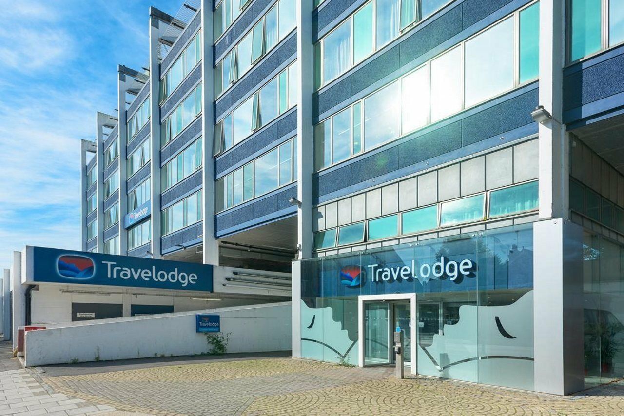 Travelodge London Teddington Екстериор снимка