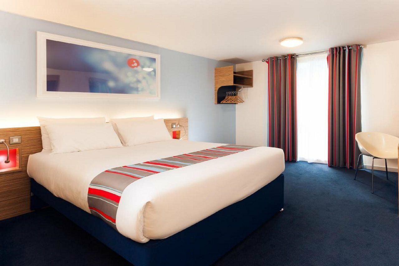 Travelodge London Teddington Екстериор снимка