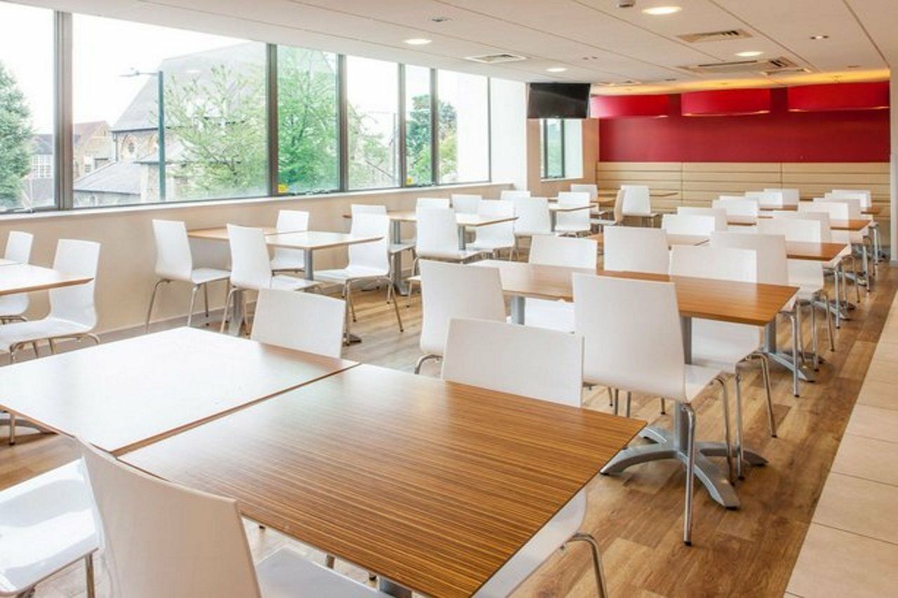 Travelodge London Teddington Екстериор снимка
