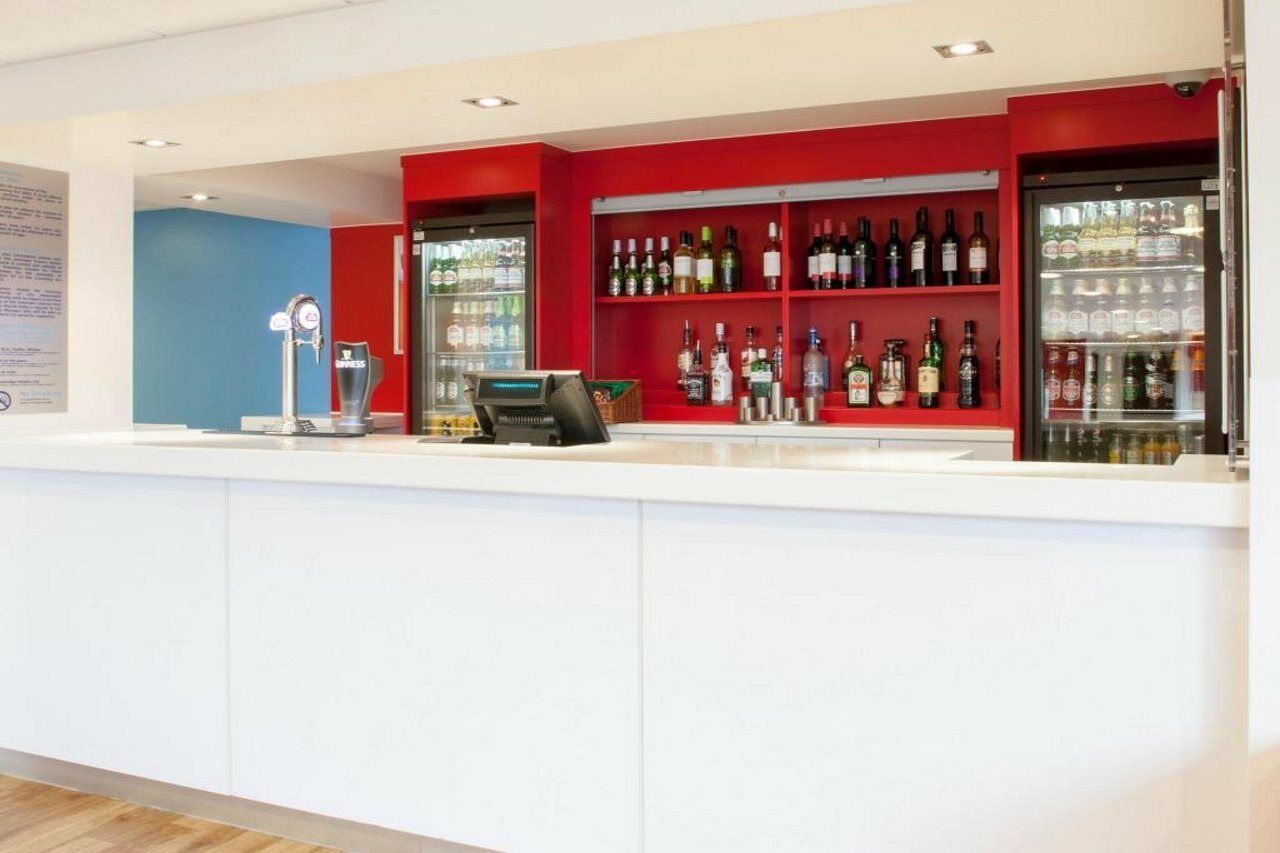 Travelodge London Teddington Екстериор снимка