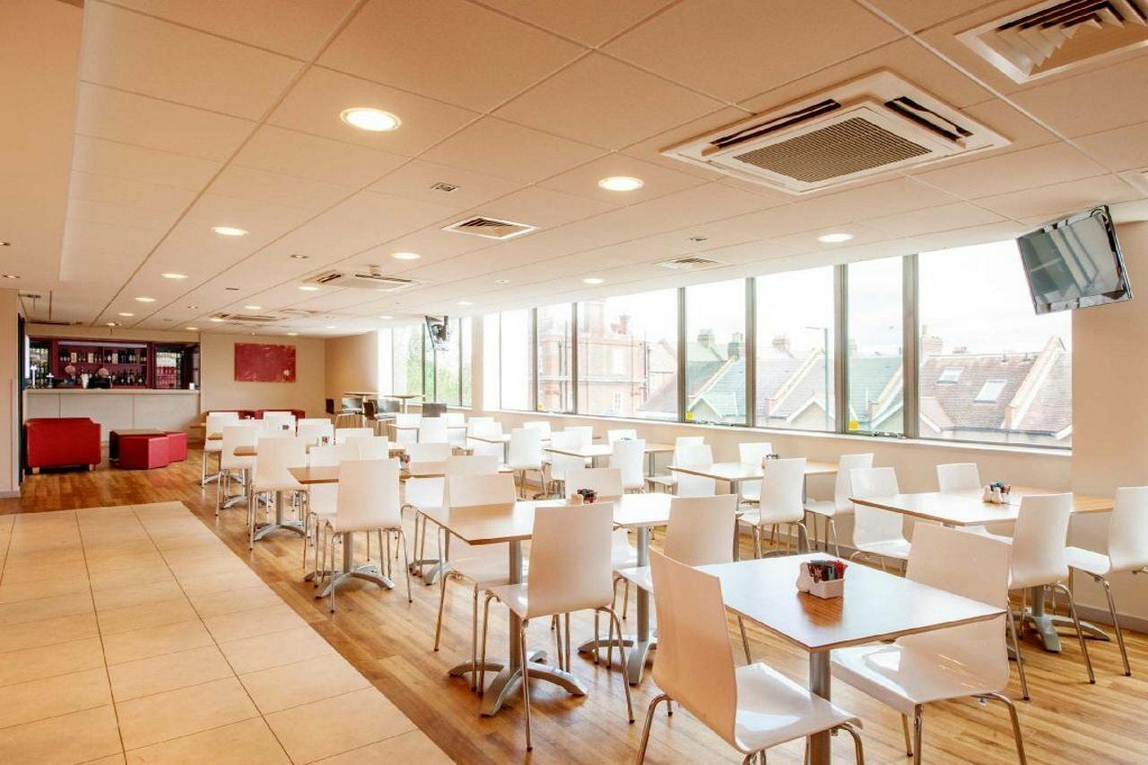 Travelodge London Teddington Екстериор снимка
