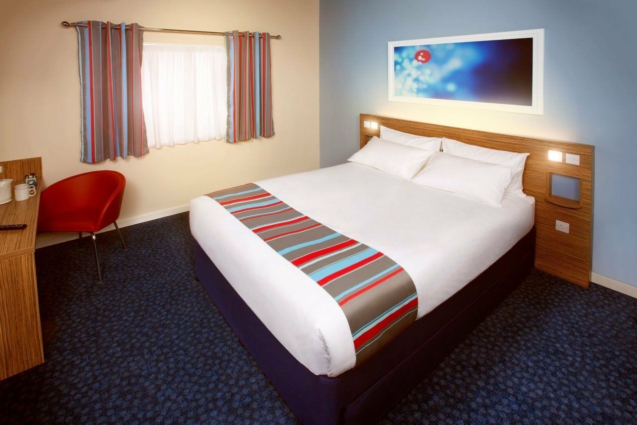 Travelodge London Teddington Екстериор снимка